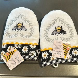 Save the Gnomes bumble bee oven mitts. Never used. Still has the tags on them.